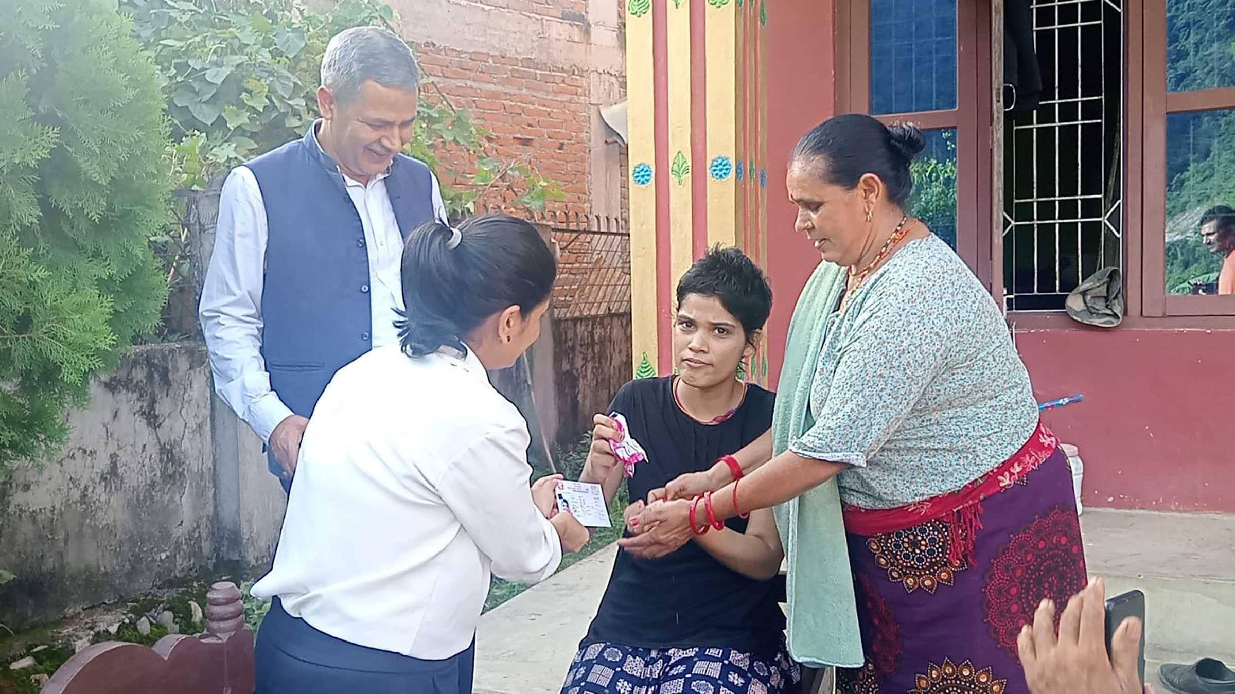 फरक क्षमता भएकी २७ वर्षीया पन्थलाई निवासमै नागरिकता